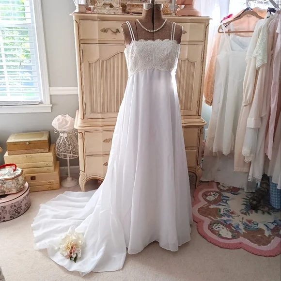 GORGEOUS 1990S "BIANCHI" CRISP WHITE CHIFFON WEDDING GOWN W/ LACE JACKET & VEIL! - Picture 8 of 16